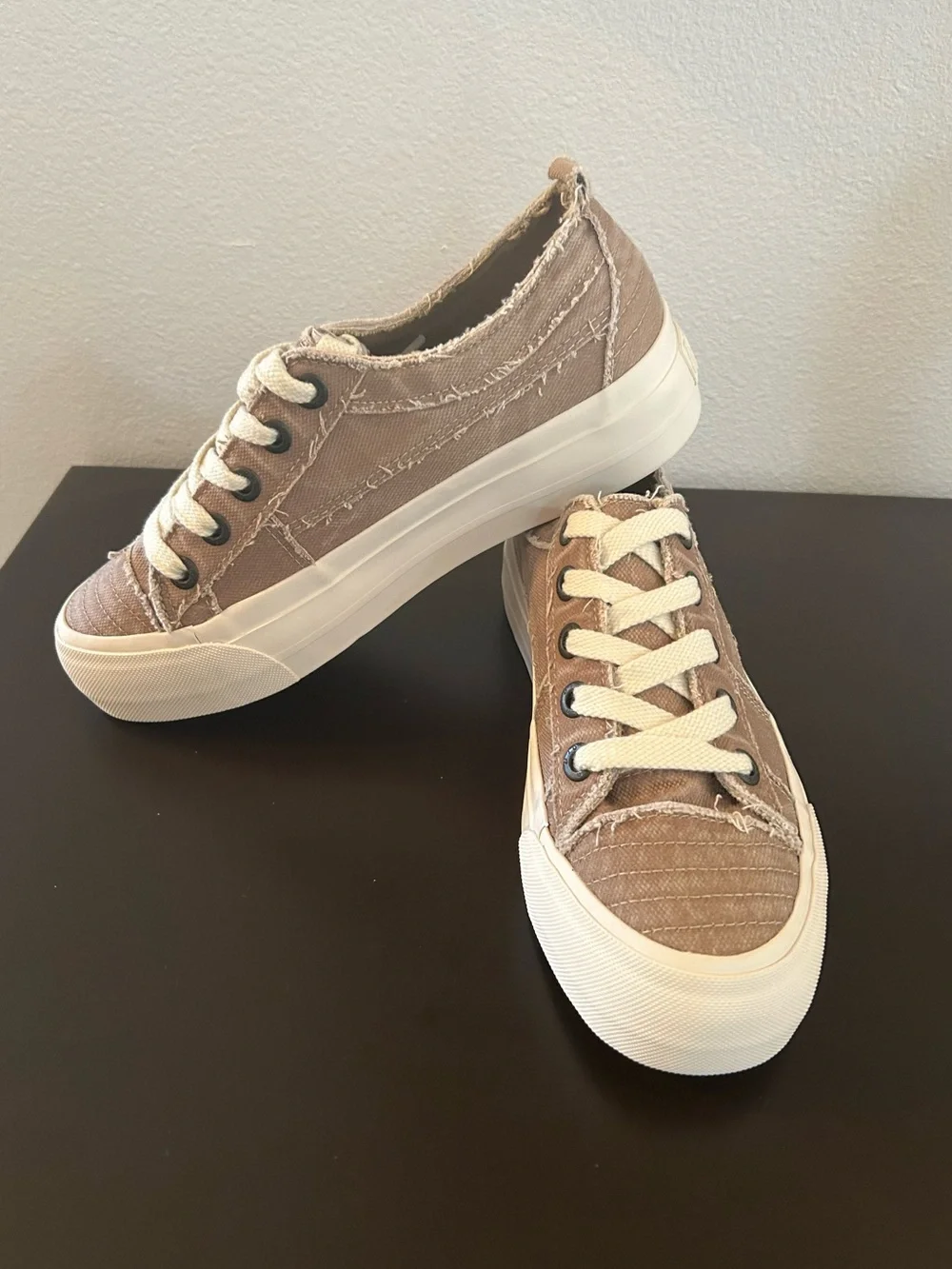 NWT🌀 Blowfish Casual Taupe Canvas Platform Sneaker with Floral Accent